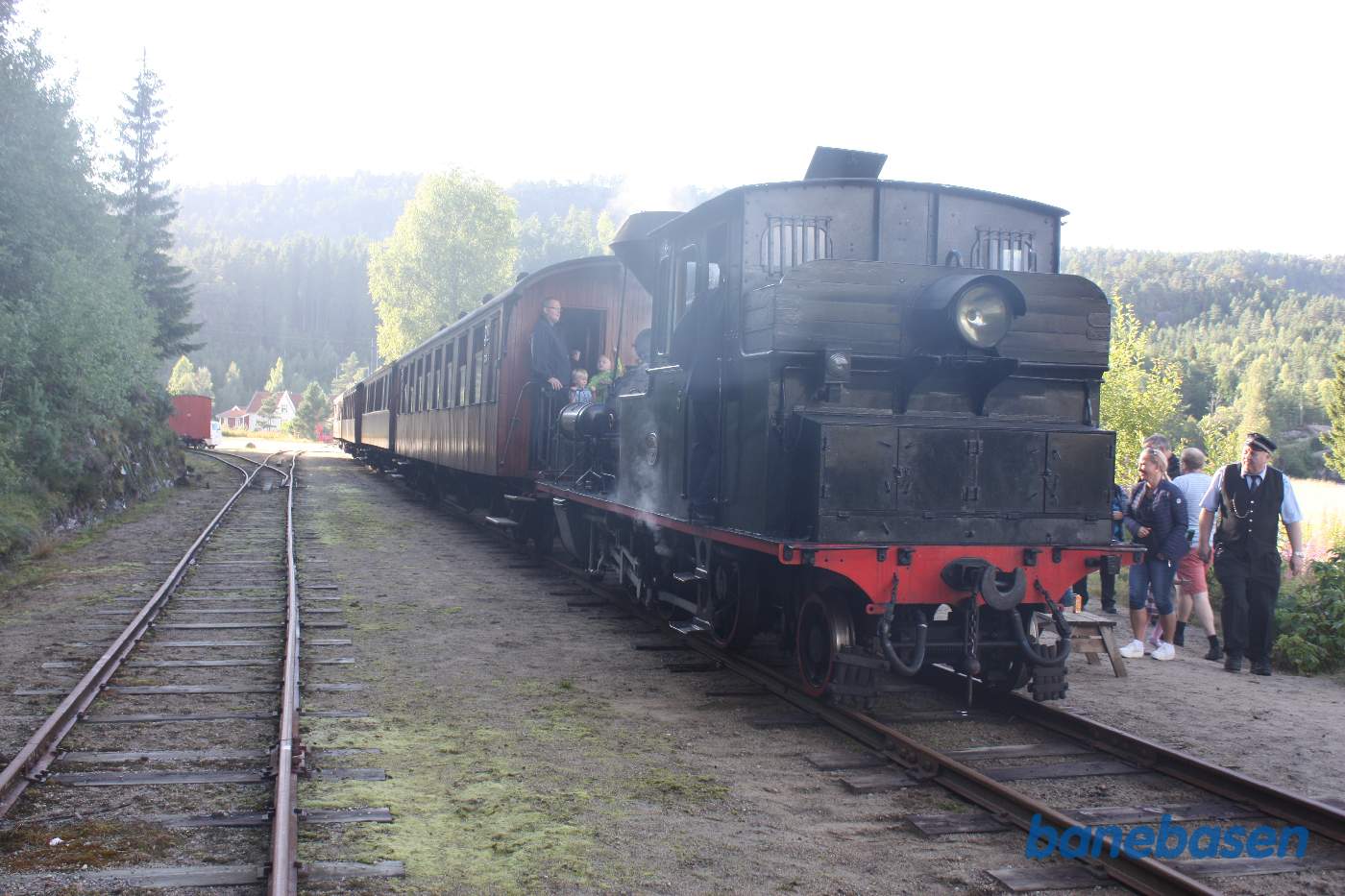 Damplokomotivet koblet til personvognene