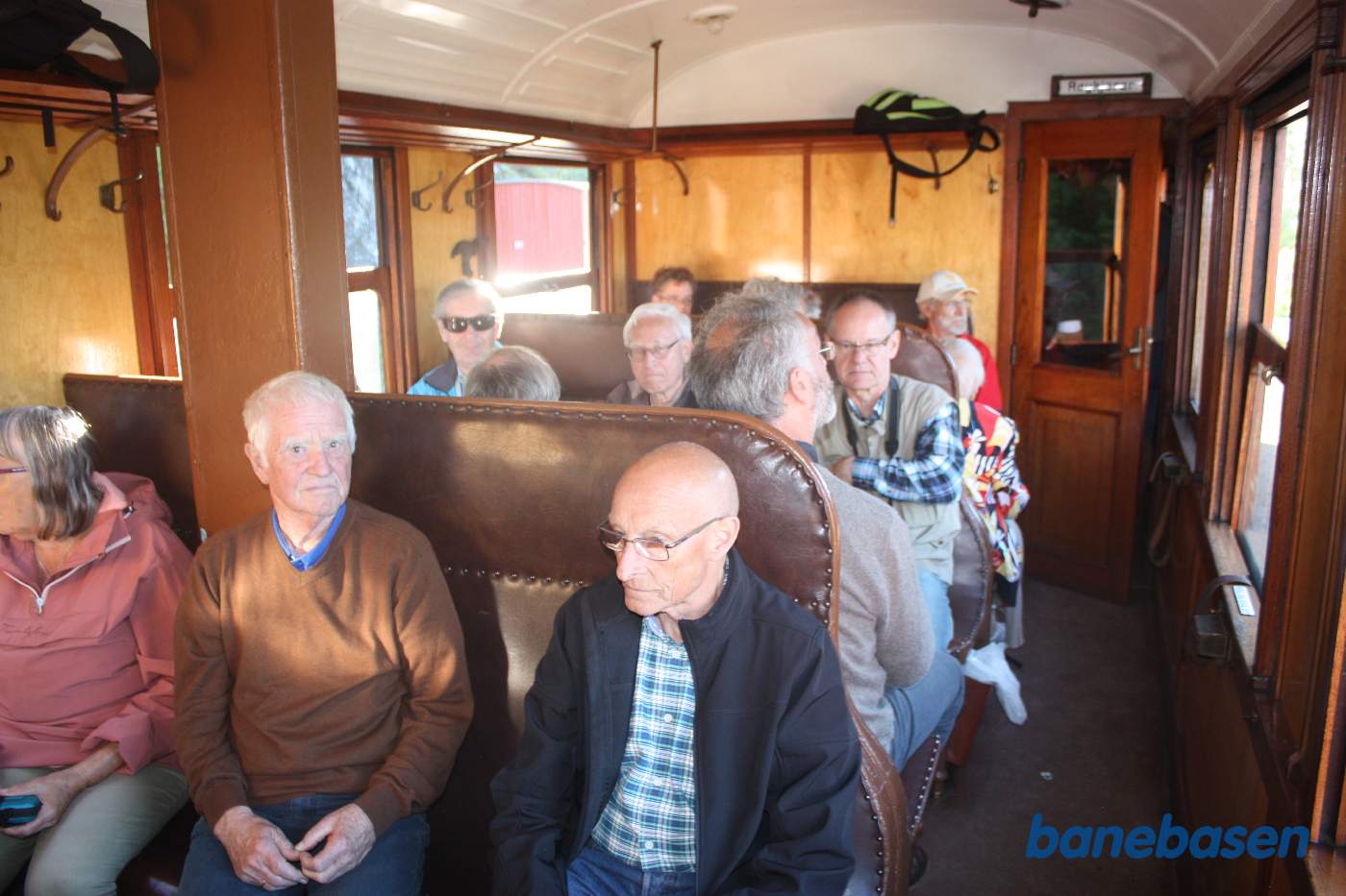 Gæsterne har sat sig til rette inde i en af personvognene