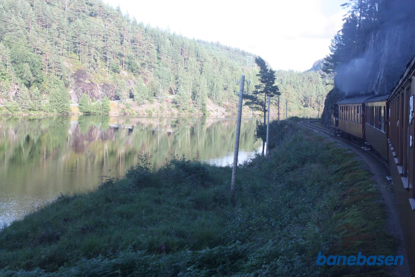 Toget kører langs kanten af søen