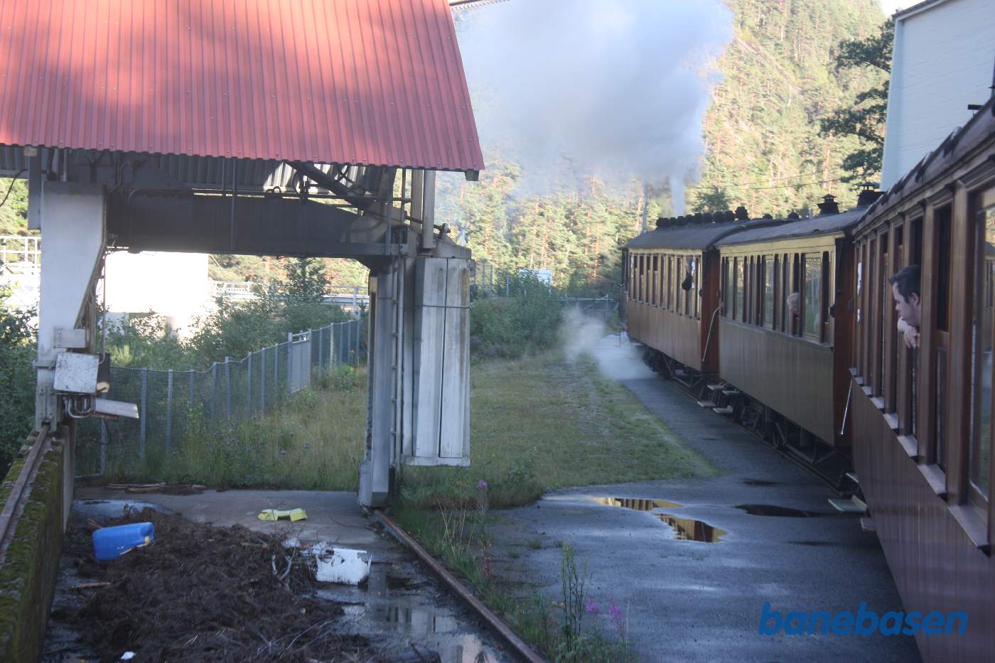 Toget passerer Beihølen dæmningen