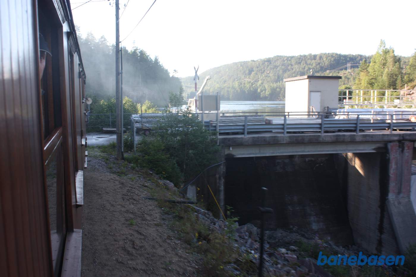 Toget passerer Beihølen dæmningen