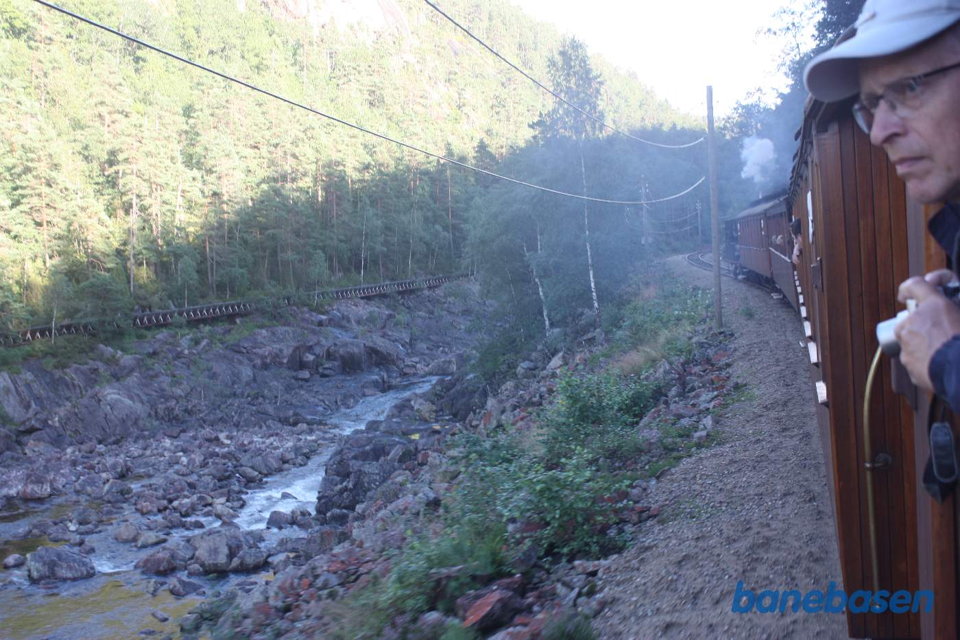 Toget kører langs elven