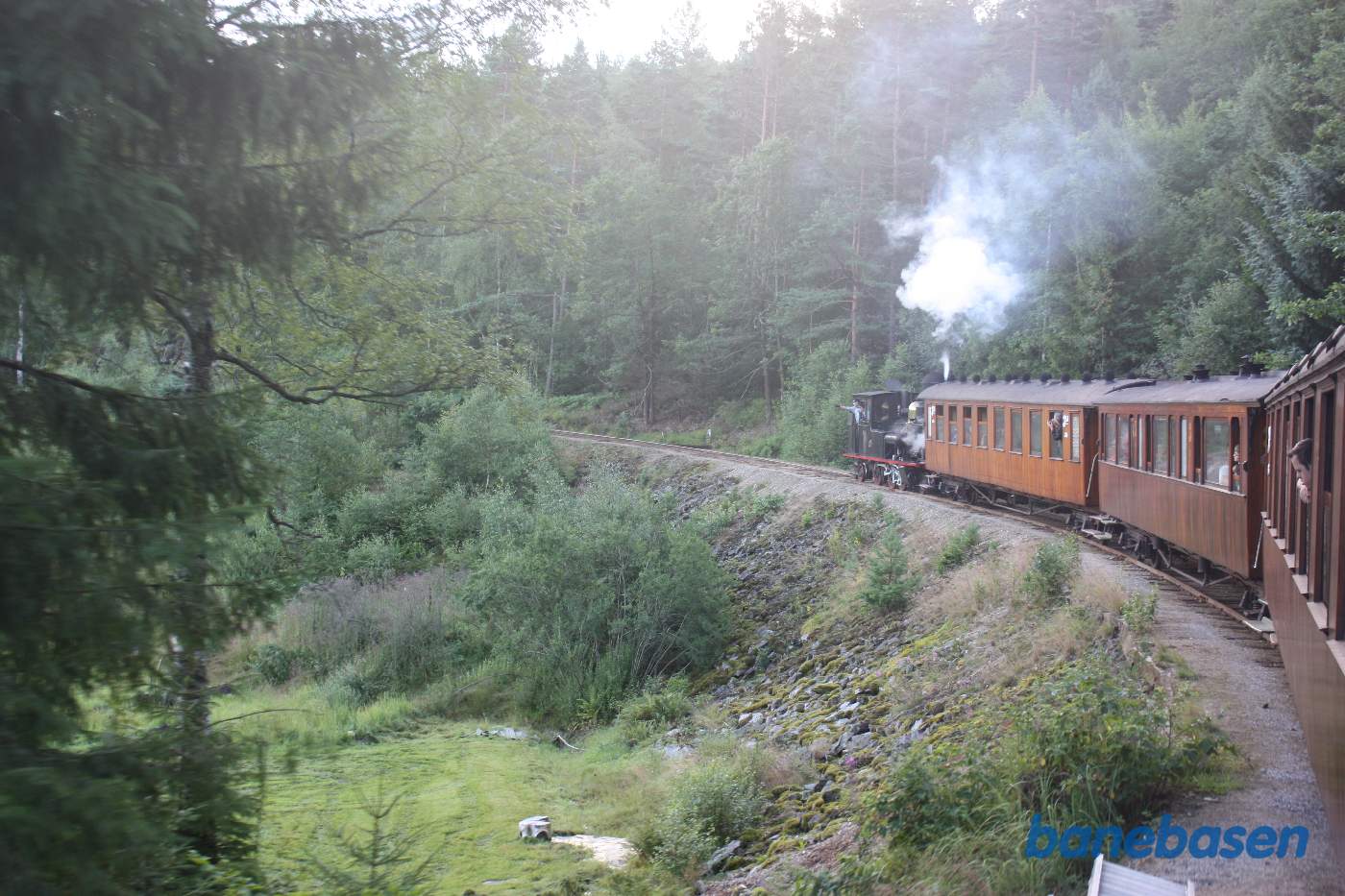 Toget kører i den store kurve ved Paulen gården