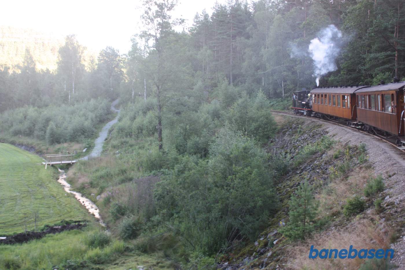 Toget kører i den store kurve ved Paulen gården