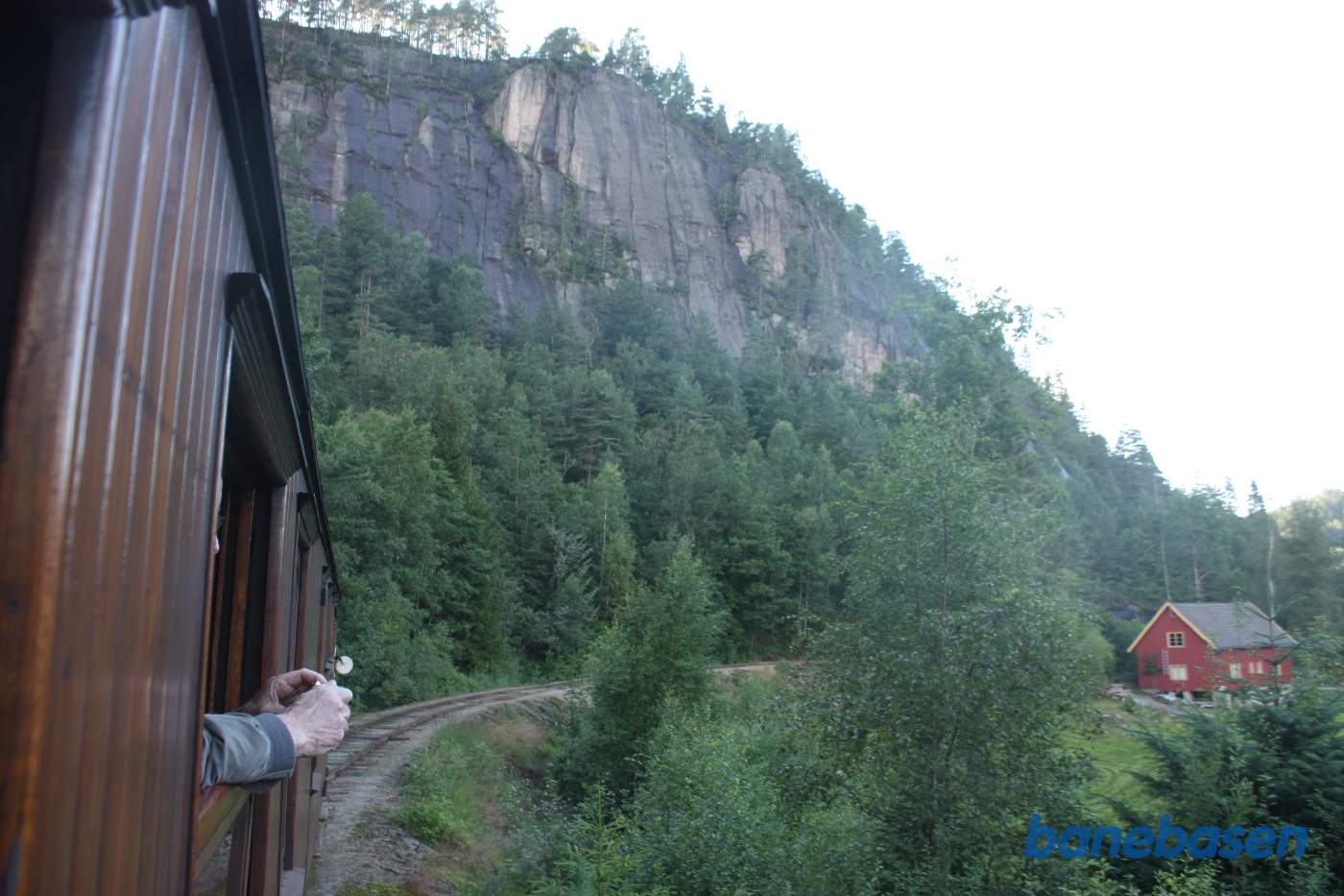 Toget kører i den store kurve ved Paulen gården