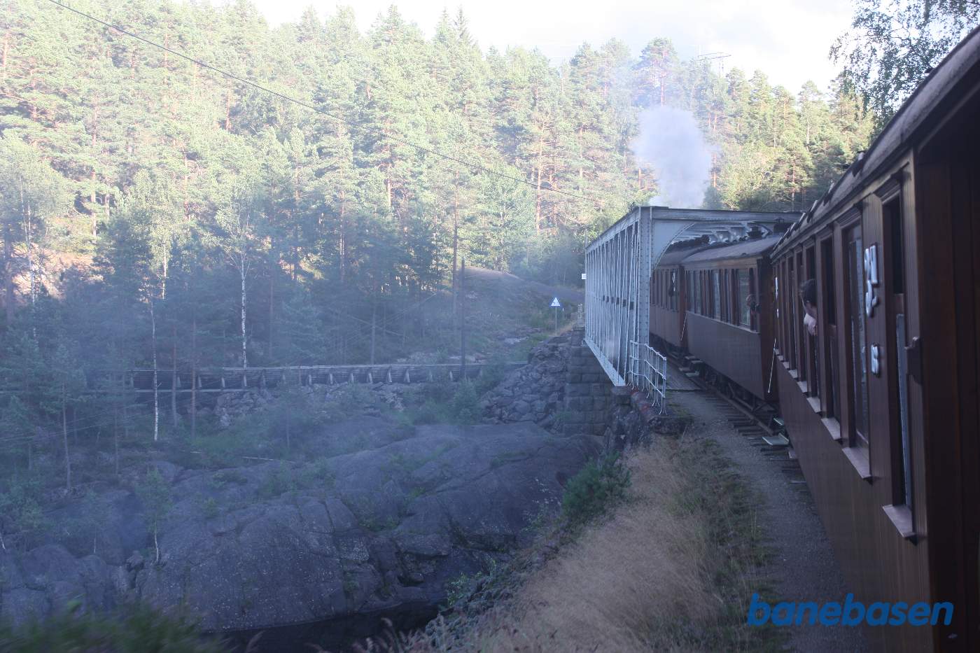 Toget på vej over Paulen broen, Steinsfoss Tømmerrenne ses midt i billedet
