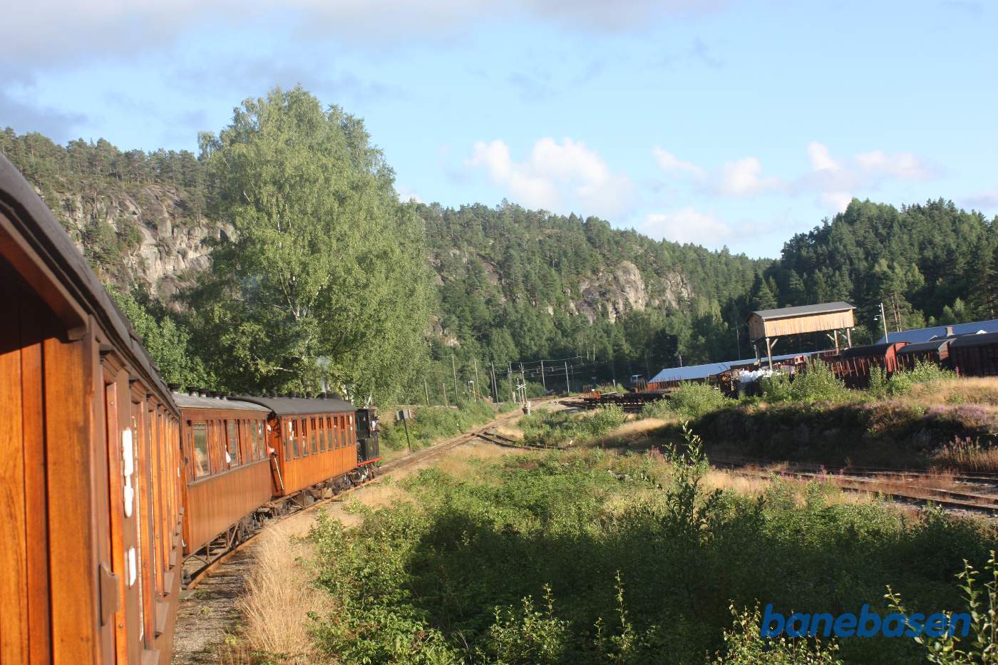 Et vue ud over sporområdet med både smalspor og normalspor