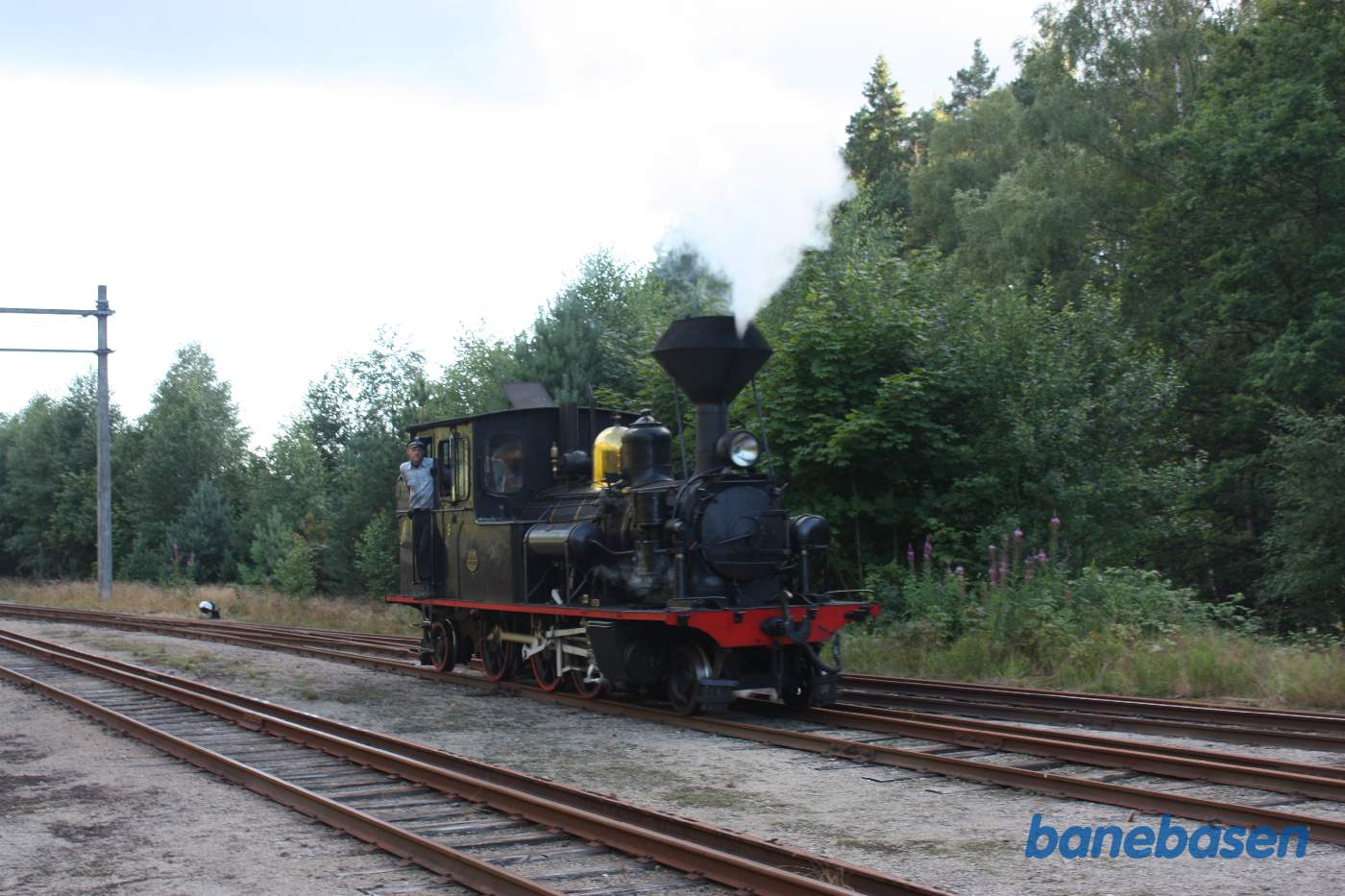 Damplokomotivet løber om personvognene