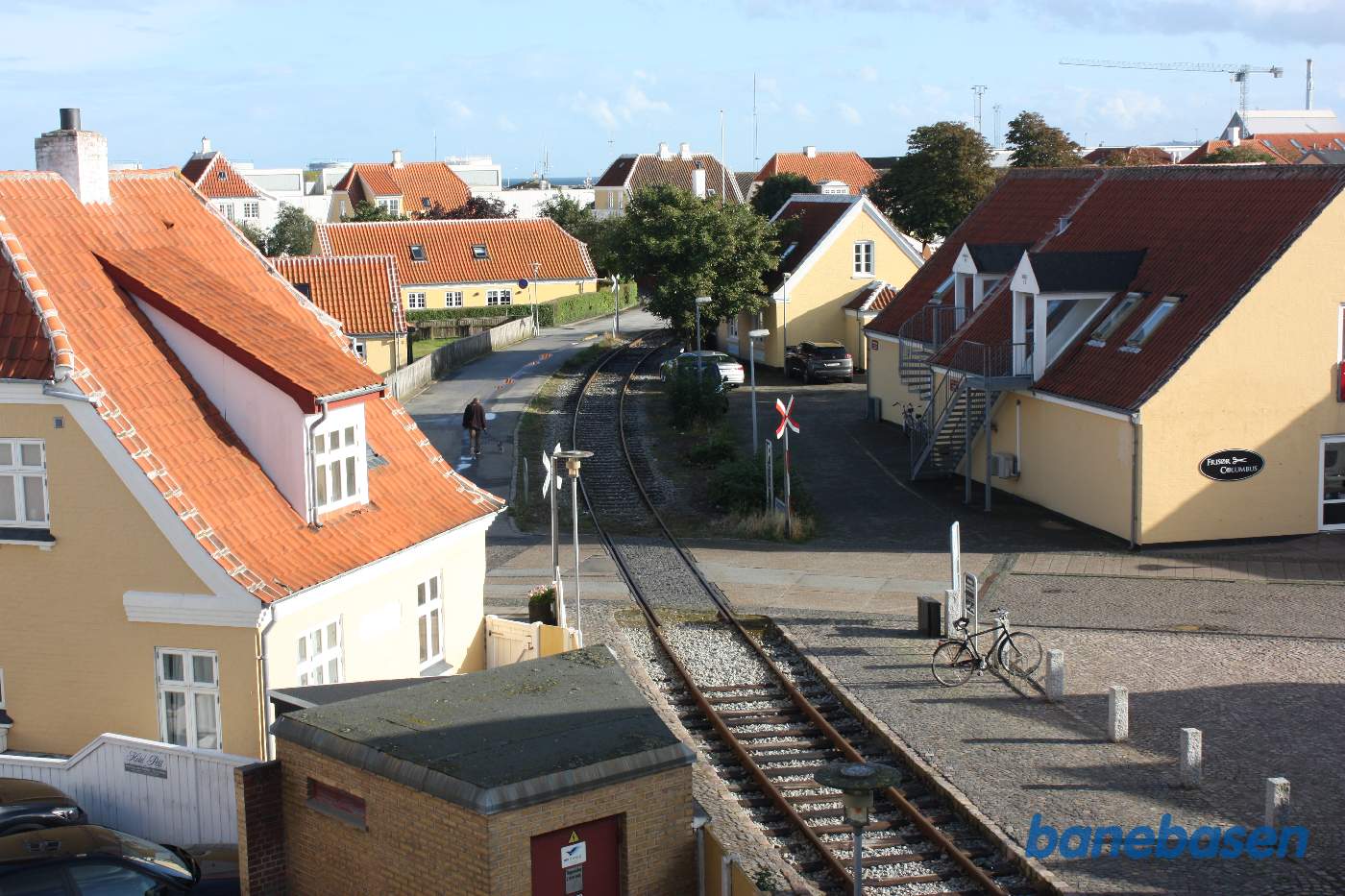 Udsigten fra hotelværelsets vindue ned over havnebanen