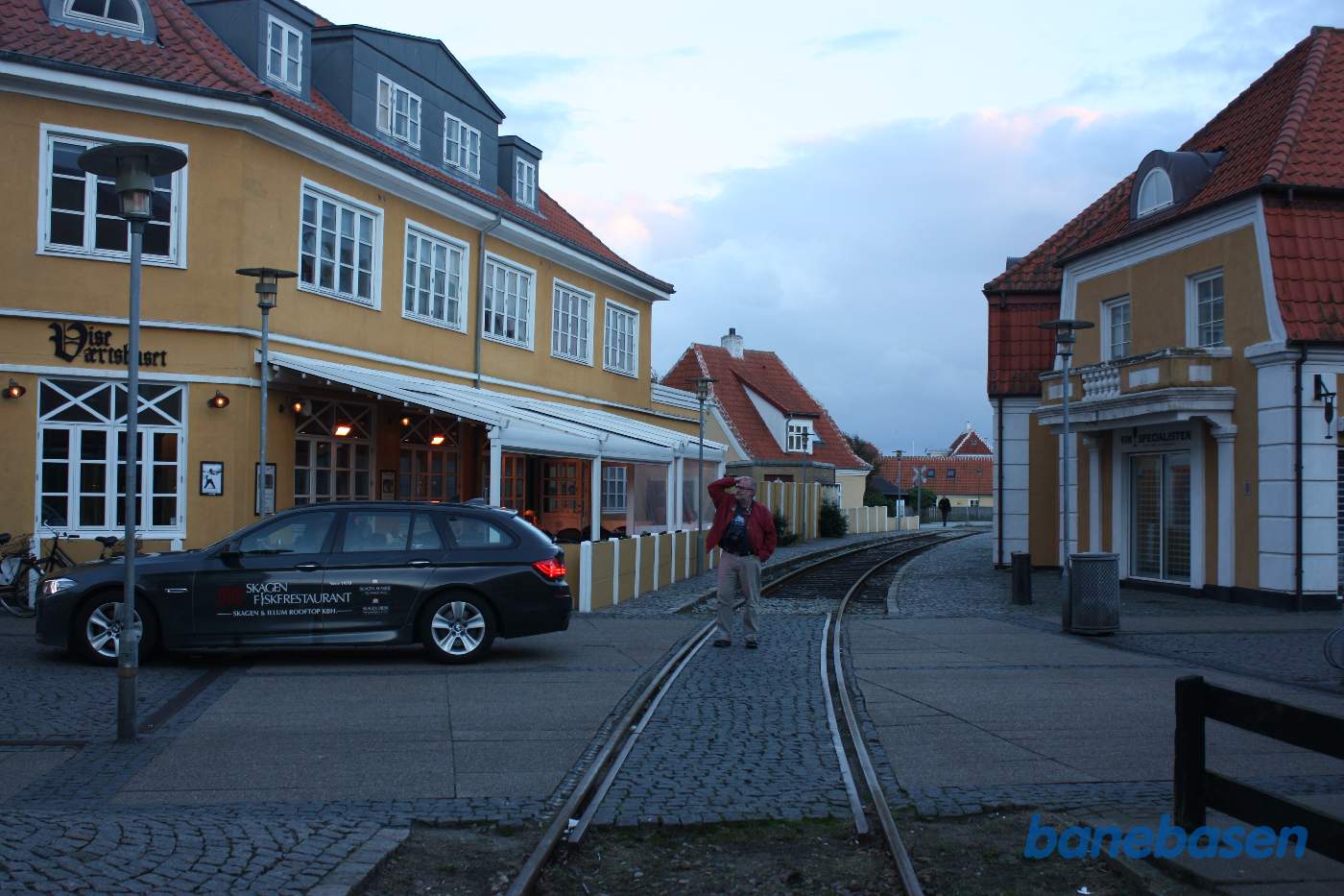 Havnebanen går ned gennem den gamle bydel, hotellet ses inde til venstre