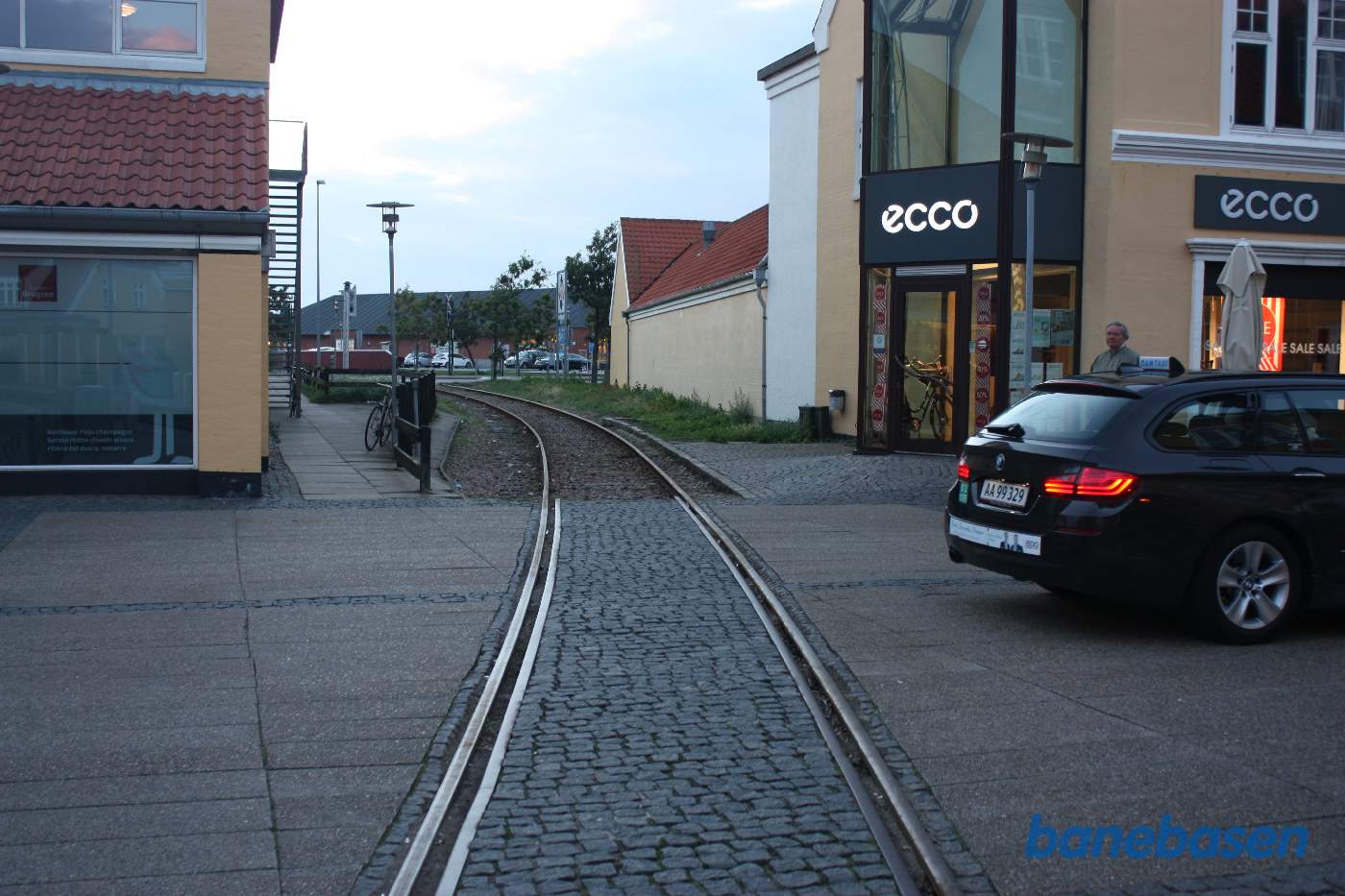 Havnebanen går ned gennem den gamle bydel, vi kigger op mod stationen