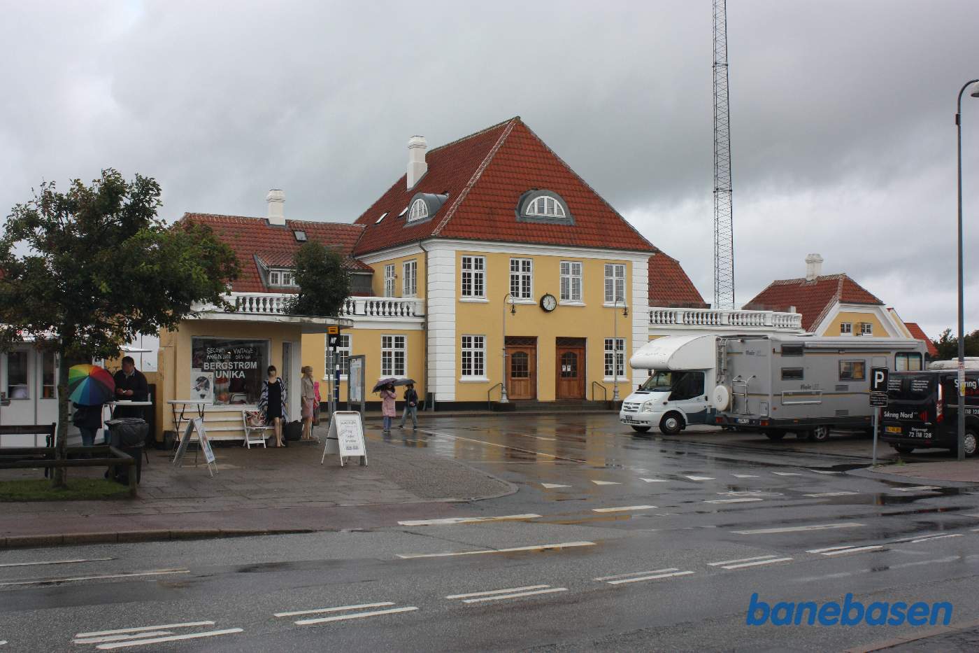 Stationsbygningen set fra vejen