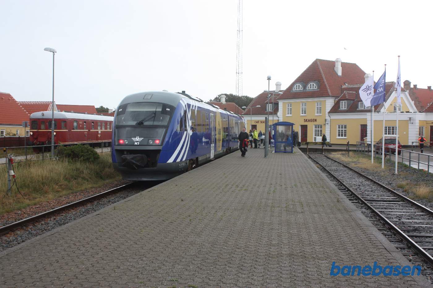 Stationsbygningen set fra perronen