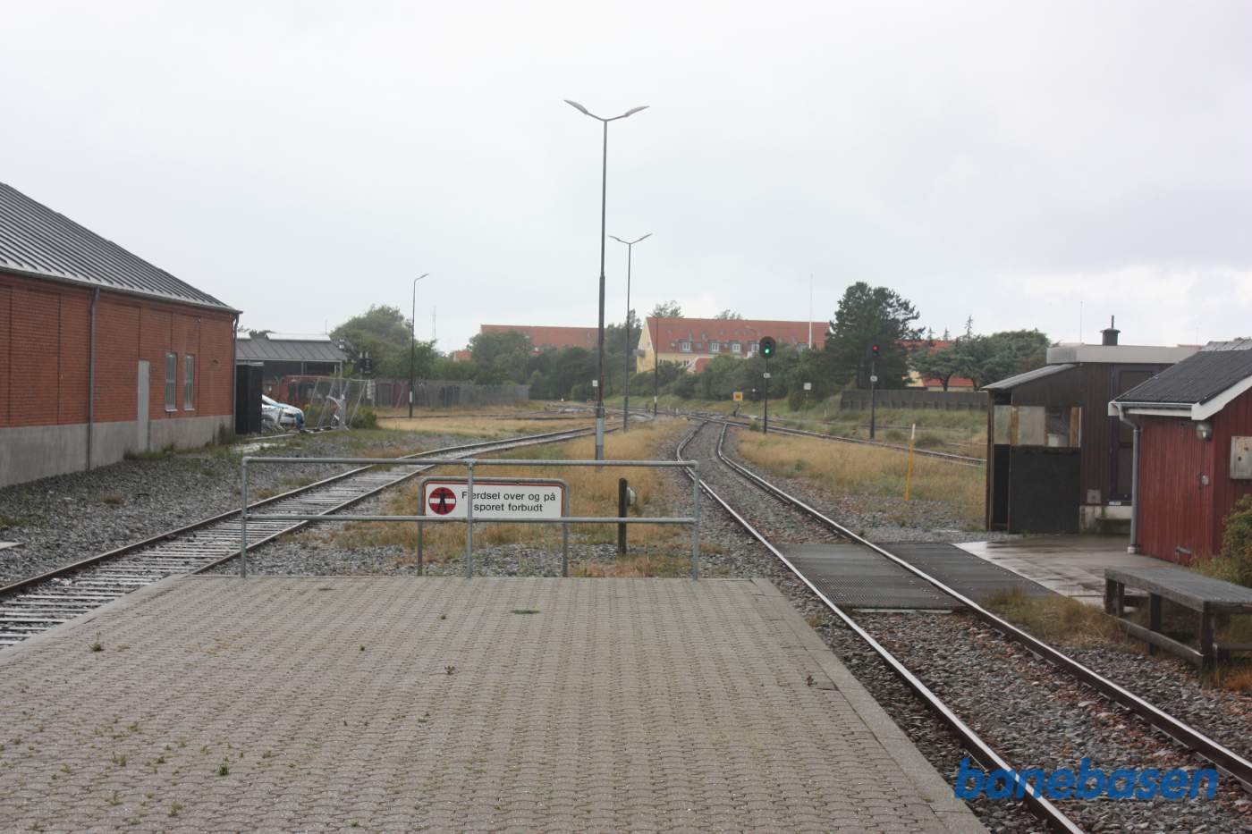 Et vue ud over stationsområdet, der er sat udkørsel for persontoget