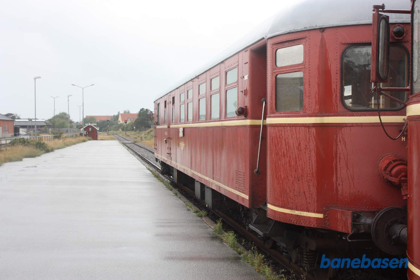 Det norske tog holder i det andet perronspor