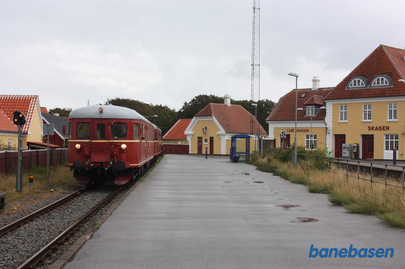 Det norske tog holder i det andet perronspor