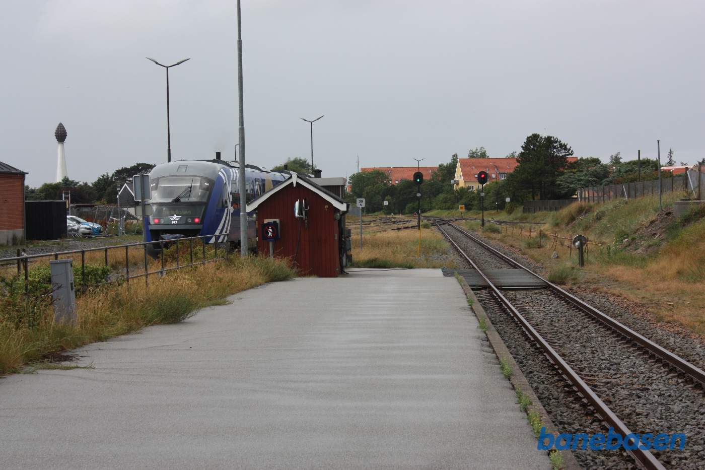 Et vue ud over stationsområdet, der er sat udkørsel for persontoget der er på vej ud af stationen