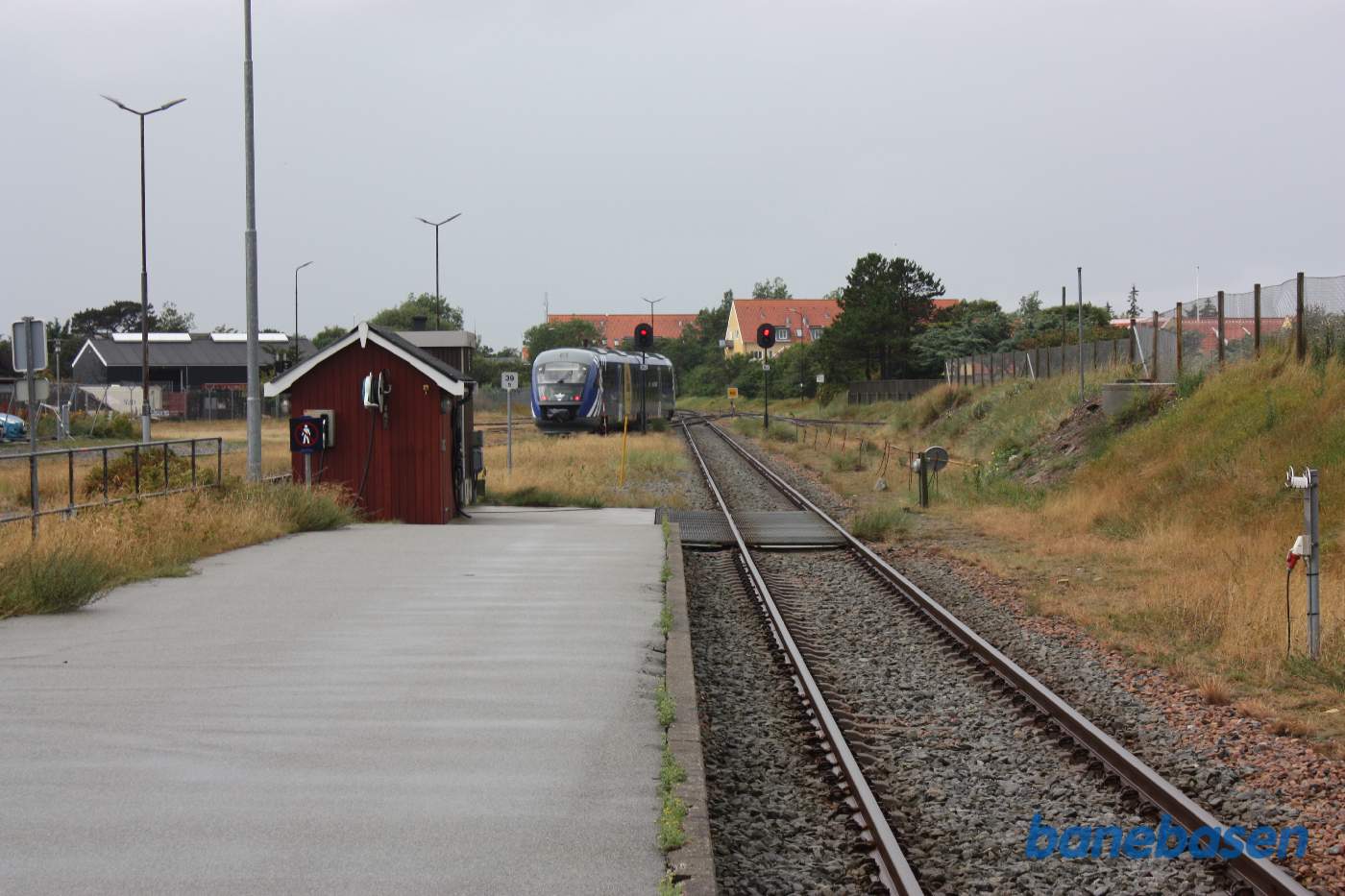 Et vue ud over stationsområdet med persontoget der er på vej ud af stationen