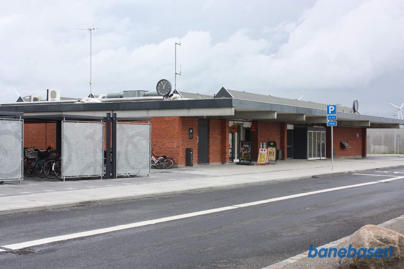 Stationsbygningen med kiosk