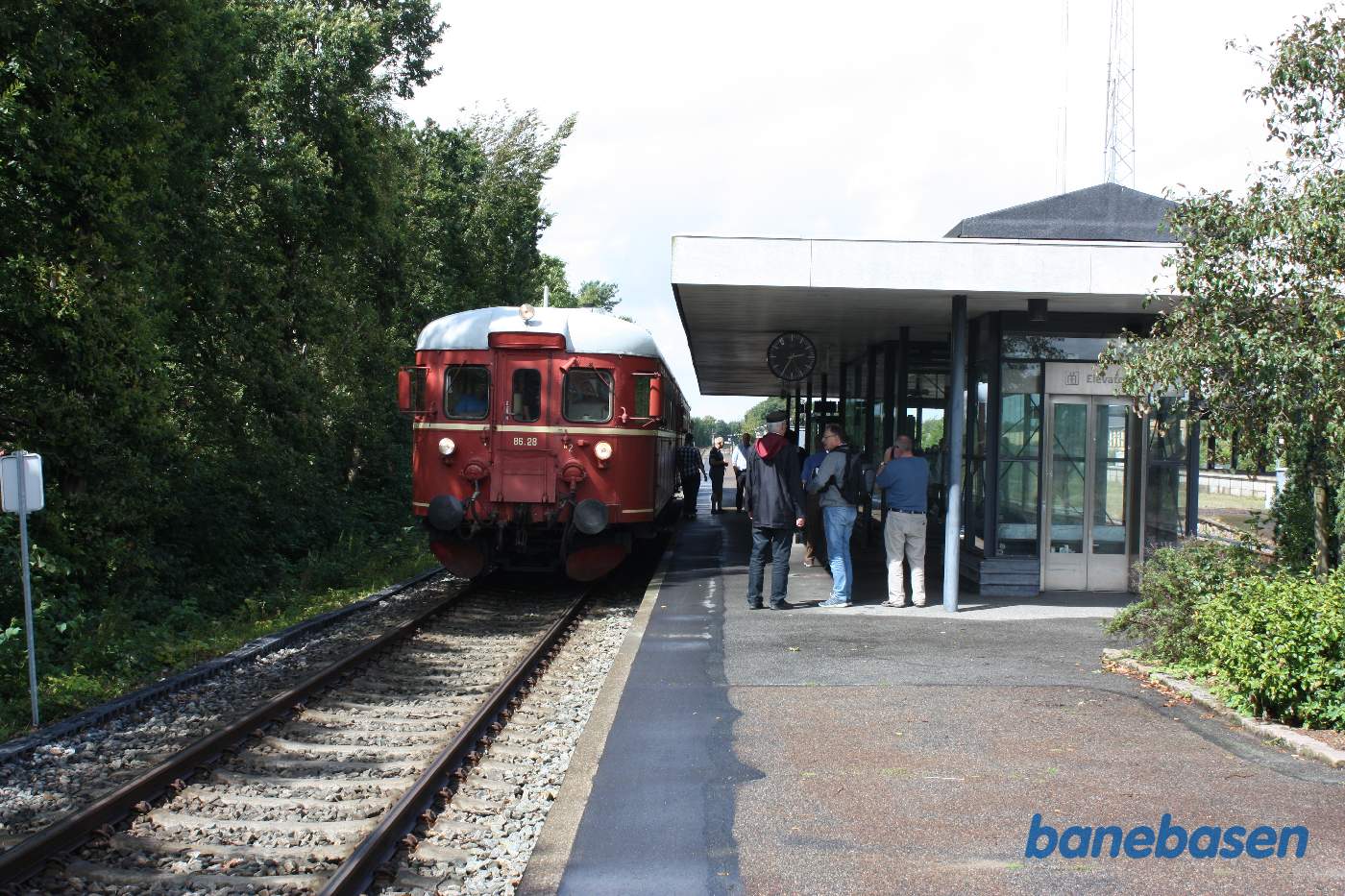 Toget afventer krydsning med DSB tog til Frederikshavn Toget afventer krydsning med DSB tog til Frederikshavn