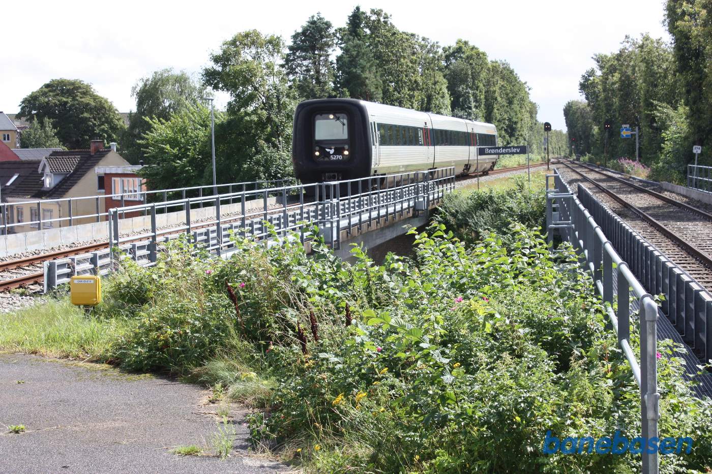 DSB-Intercity tog på vej ind på stationen i retning mod Frederikshavn