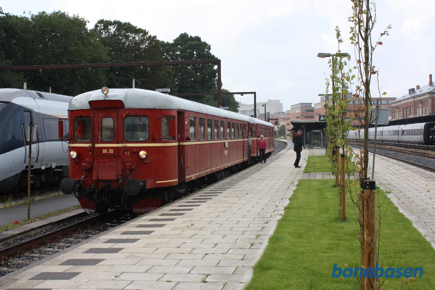 Toget ankommet til Aalborg station, hvor der er et kort ophold Toget ankommet til Aalborg station, hvor der er et kort ophold