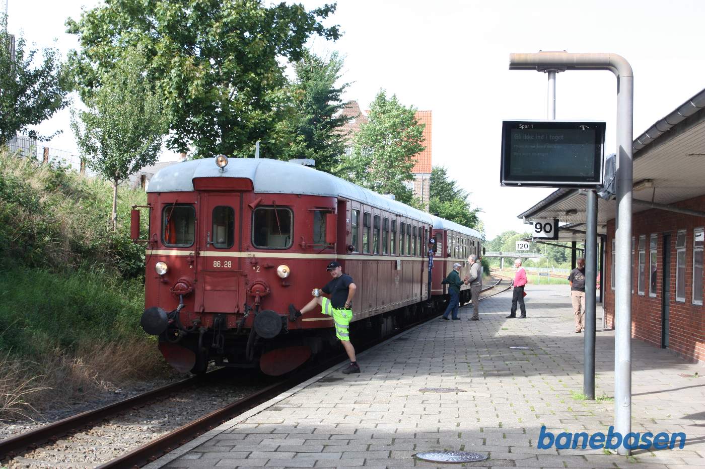 Toget ankommet til Langaa station, hvor der er et kort ophold Toget ankommet til Langaa station, hvor der er et kort ophold