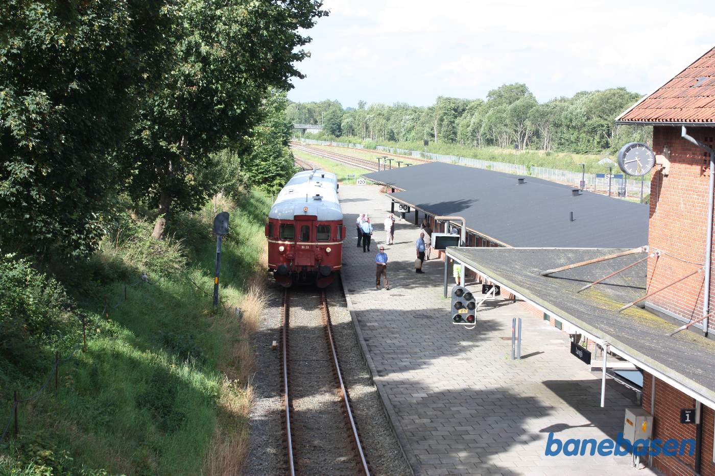 Toget ankommet til Langaa station, hvor der er et kort ophold