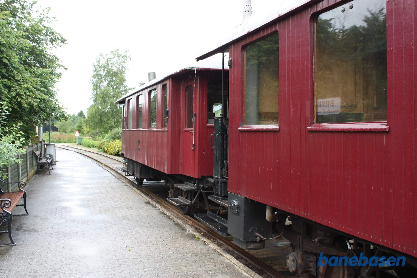 Triangelmotortog holder ved perron Triangelmotortog holder ved perron