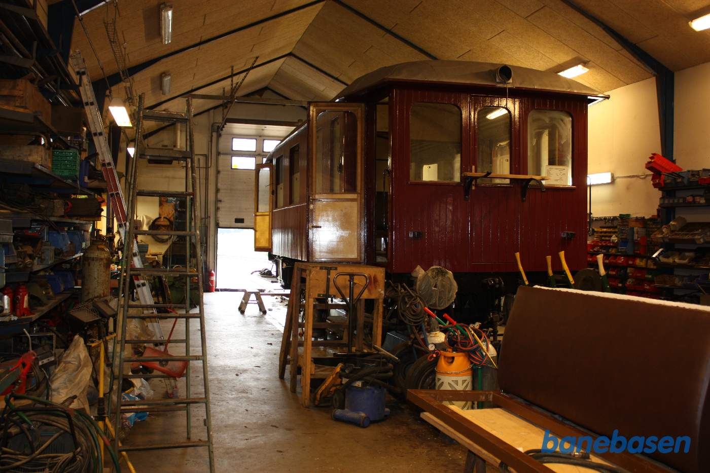 Triangelmotorvogn holder i værkstedet Triangelmotorvogn holder i værkstedet