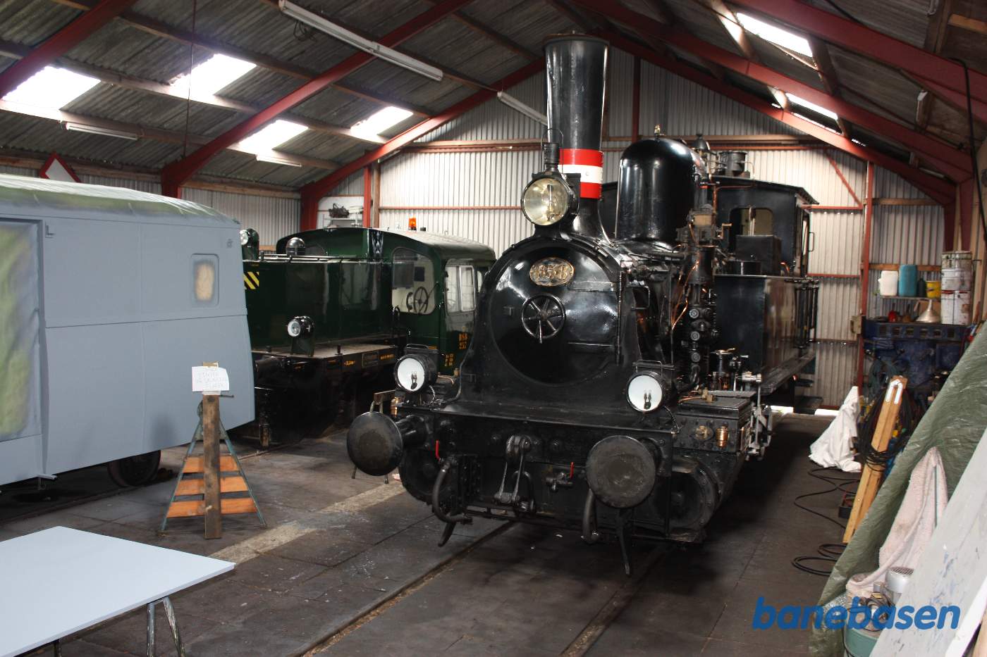 Damplokomotivet holder i remisen