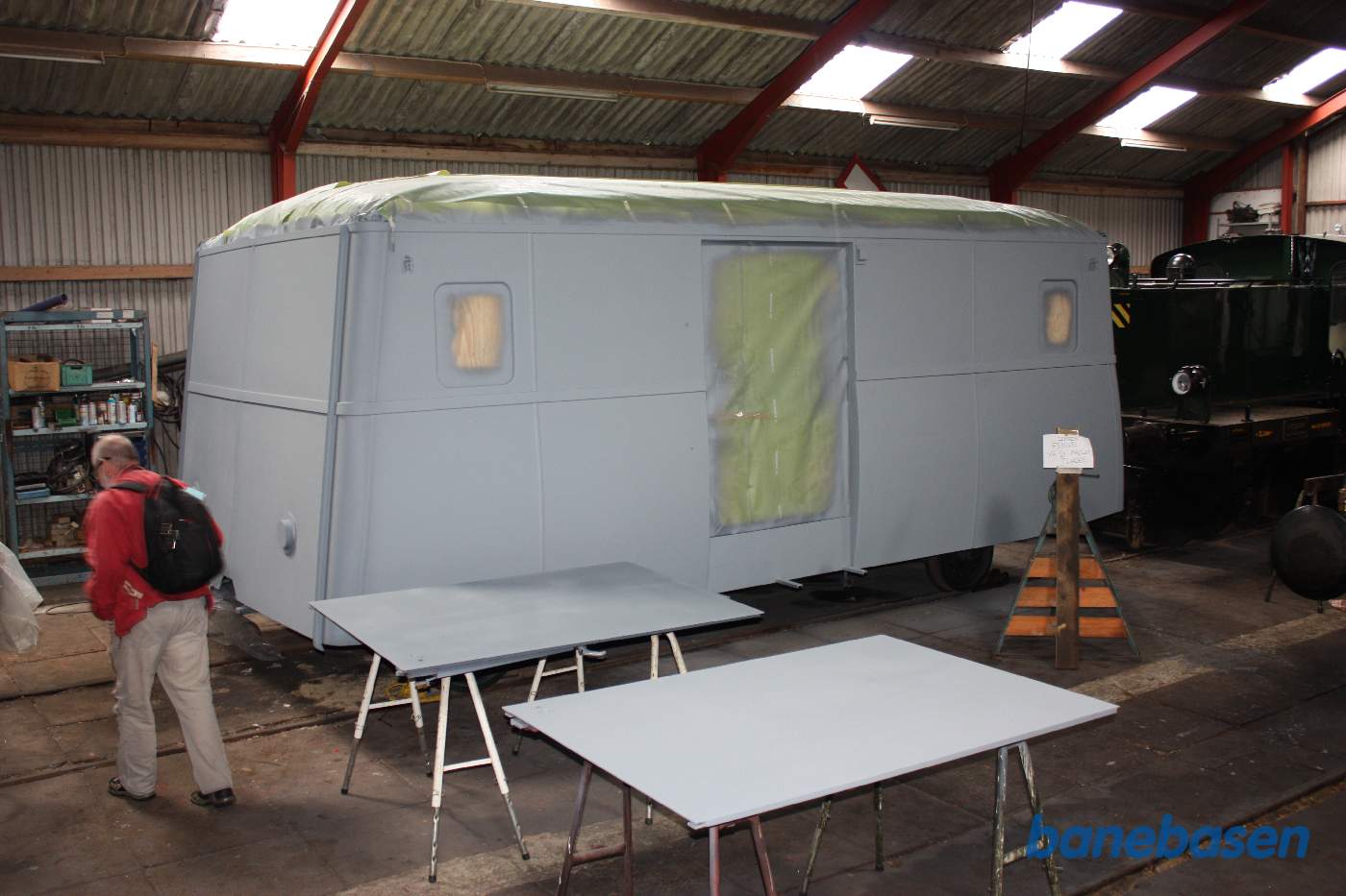 Skinnebuspakvogn er netop malet med grundmaling efter at alle pladerne er udskiftet Skinnebuspakvogn er netop malet med grundmaling efter at alle pladerne er udskiftet