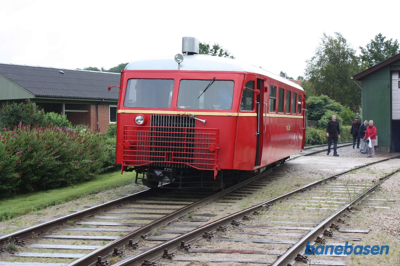 Skinnebusmotorvogn foran remisen Skinnebusmotorvogn foran remisen