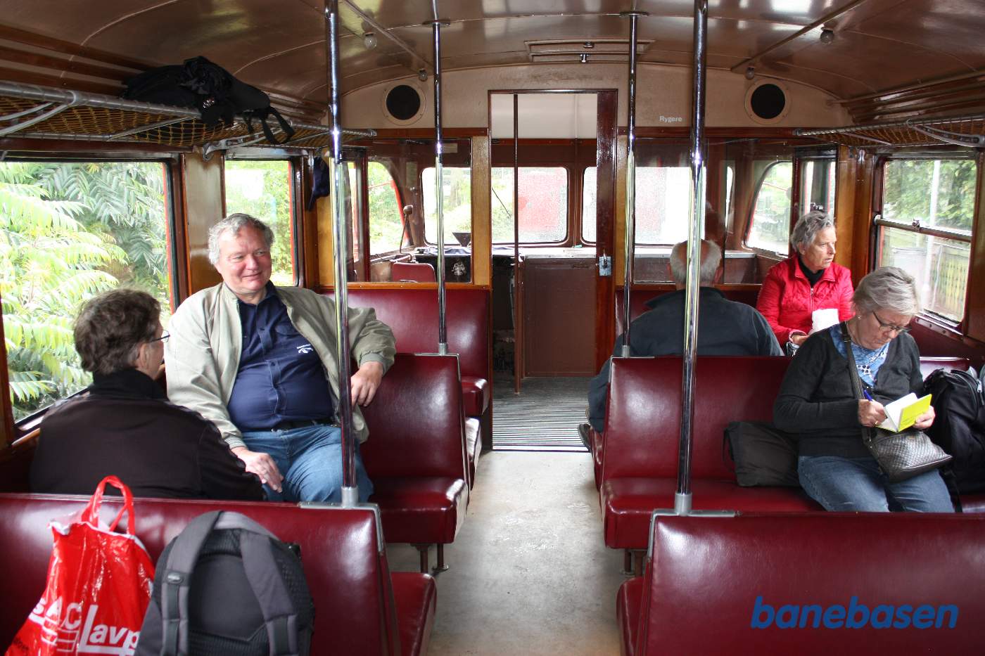 Gæsterne har sat sig til rette inde i skinnebussen