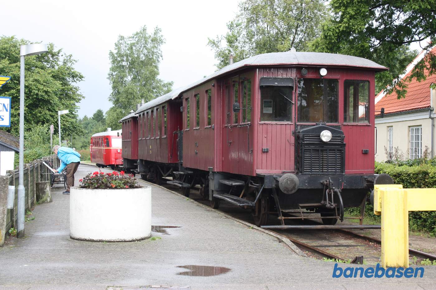 Skinnebus og Triangelmotortog ved perron