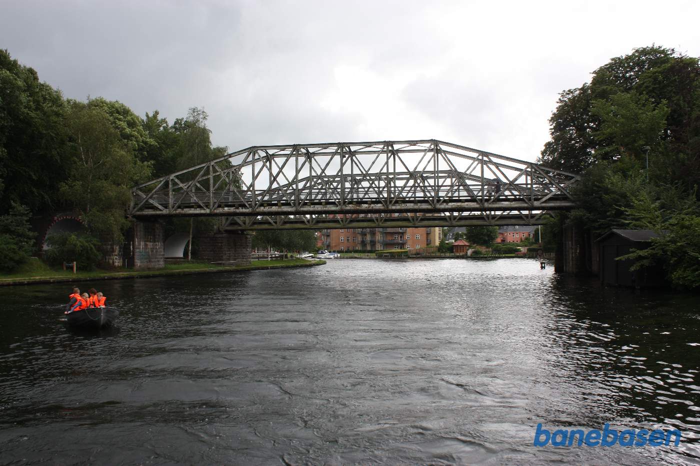 De 2 jernbanebroer over Remstrup Å, Silkeborg station inde til venstre De 2 jernbanebroer over Remstrup Å, Silkeborg station inde til venstre