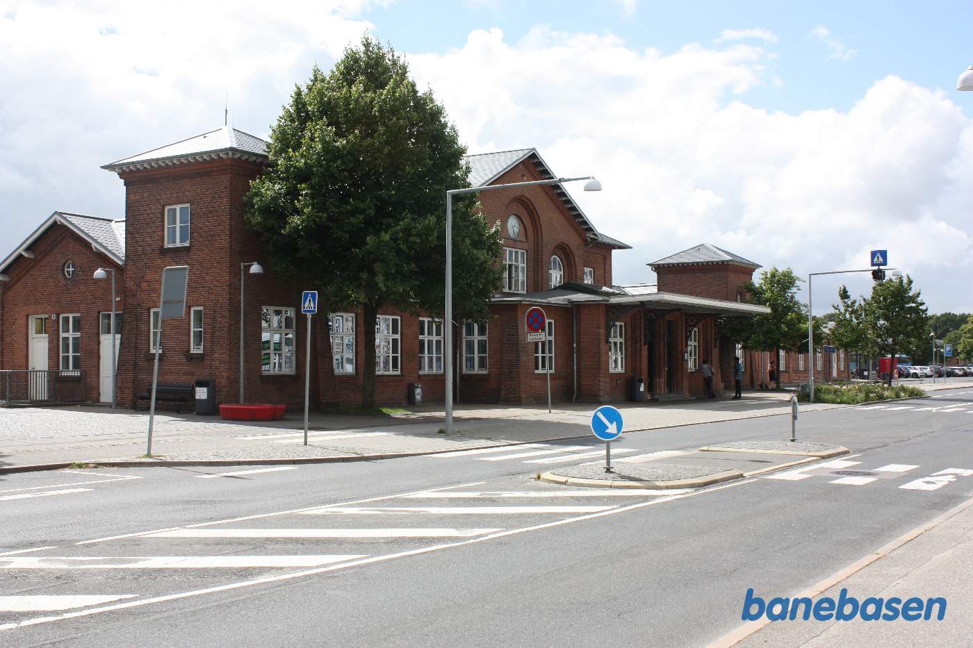 Stationsbygningen set fra vejen Stationsbygningen set fra vejen