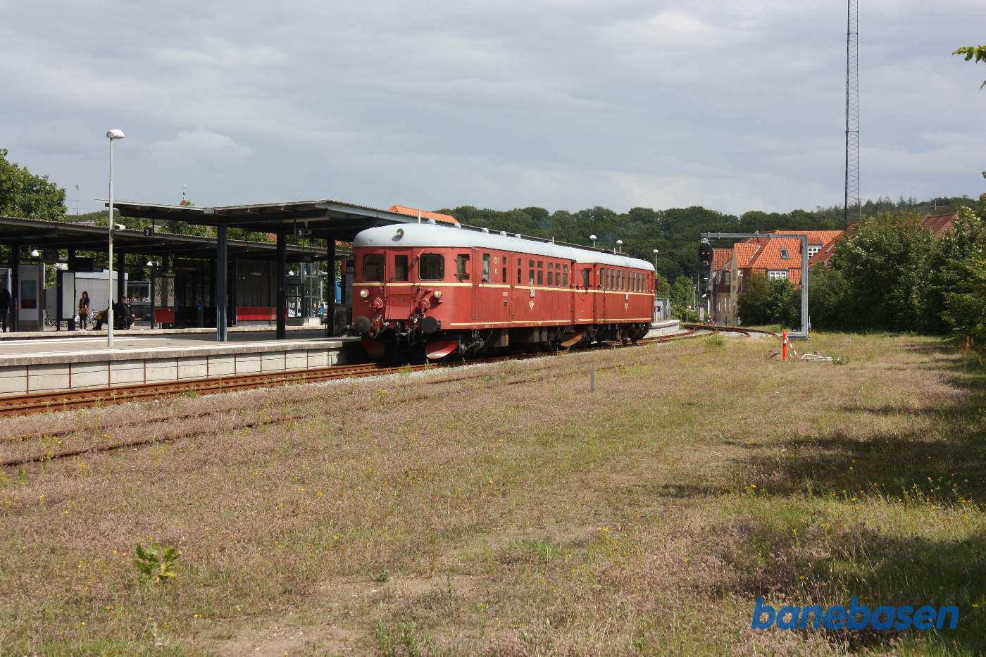 Det norske tog holder i spor 3, klar til at fortsætte mod Herning Det norske tog holder i spor 3, klar til at fortsætte mod Herning