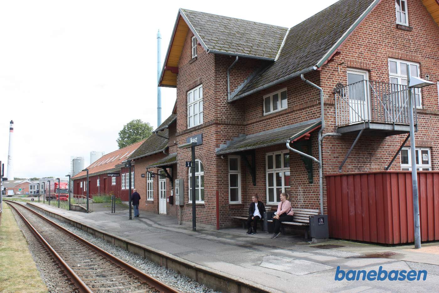 Stationsbygningen set fra perronen Stationsbygningen set fra perronen