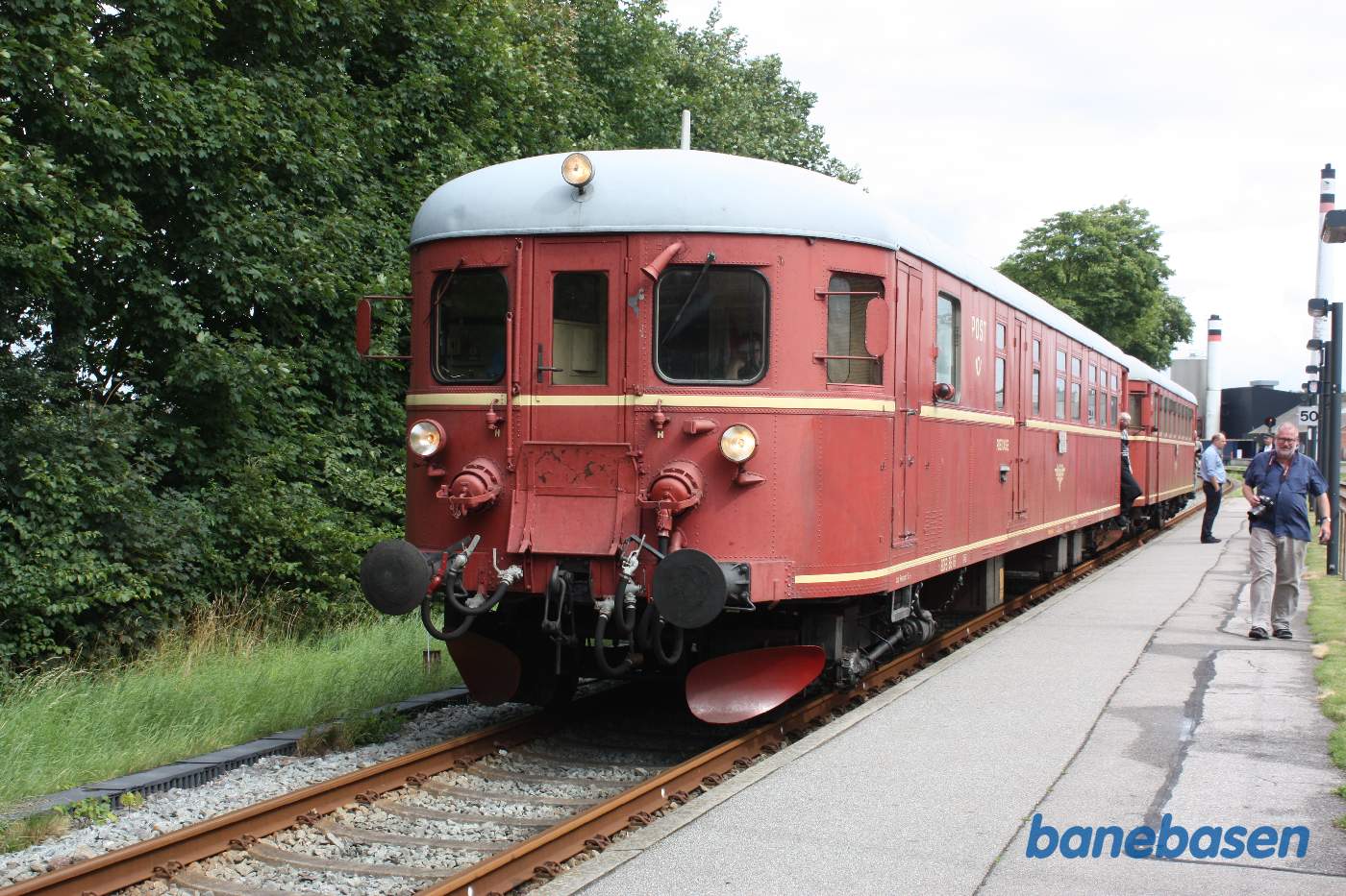 Det norske tog holder og afventer krydsning, klar til at fortsætte mod Herning Det norske tog holder og afventer krydsning, klar til at fortsætte mod Herning