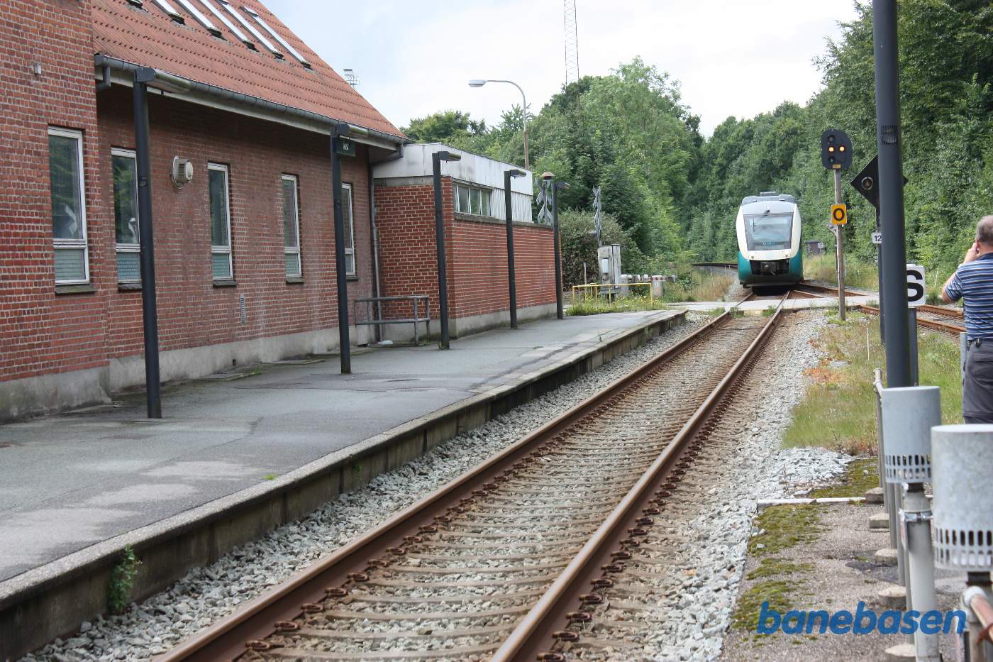 Det krydsende tog på vej ind på stationen og videre mod Silkeborg og Aarhus H Det krydsende tog på vej ind på stationen og videre mod Silkeborg og Aarhus H
