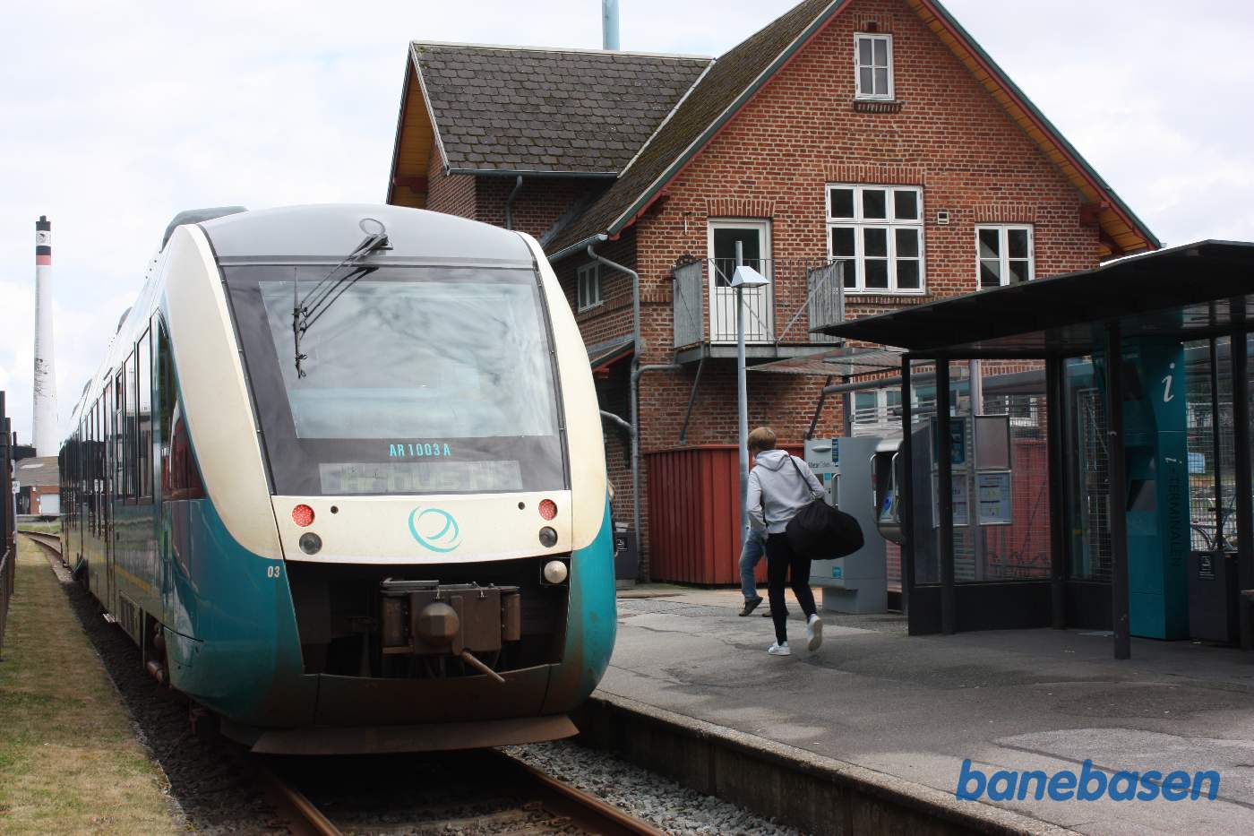 Det krydsende tog holder på stationen og skal videre mod Silkeborg og Aarhus H
