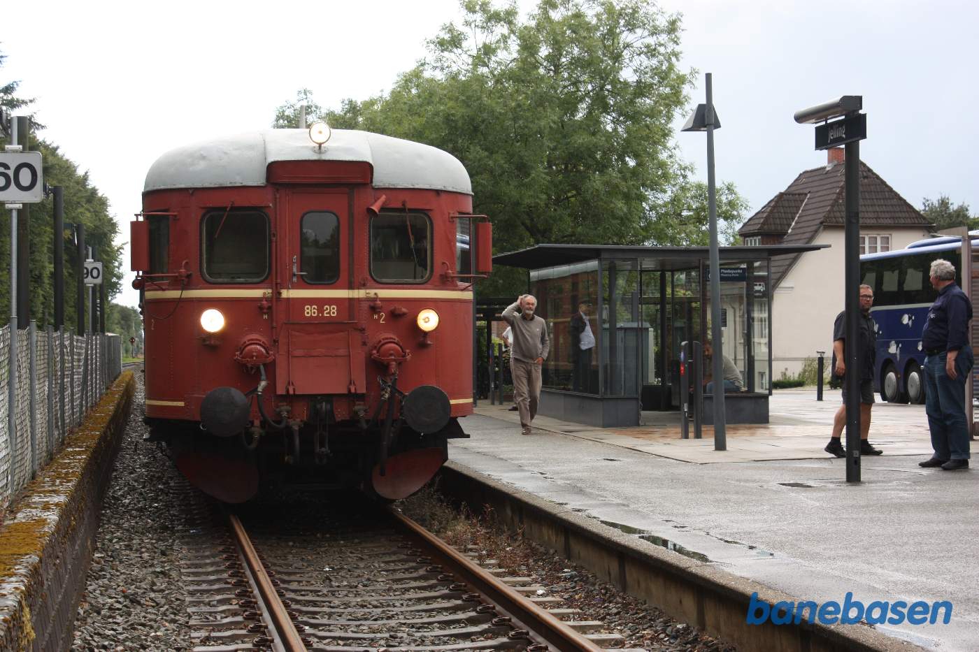 Det norske tog kommet til Jelling, hvor der er et kort ophold for krydsning med modkørende tog