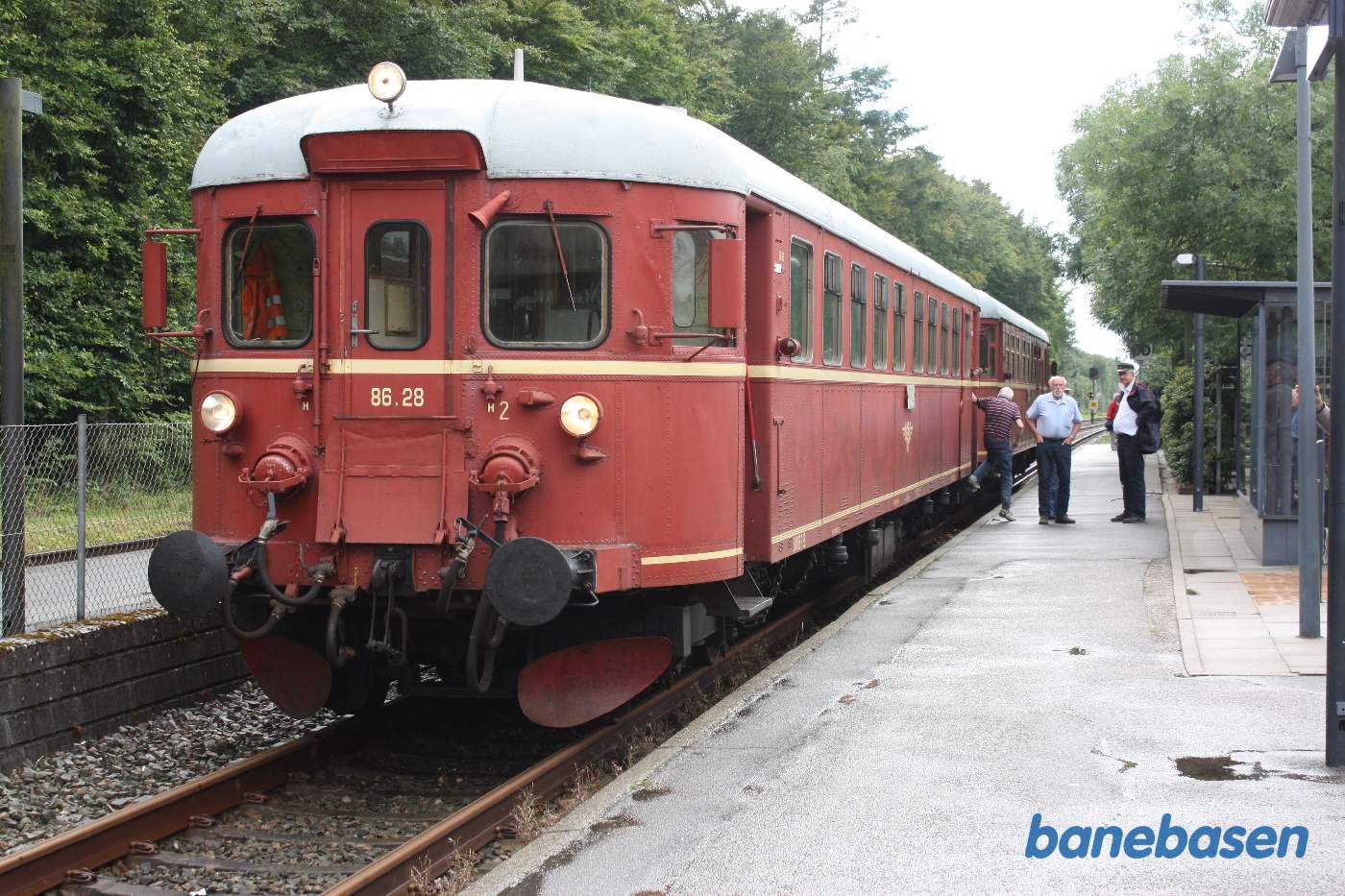 Det norske tog kommet til Jelling, hvor der er et kort ophold for krydsning med modkørende tog