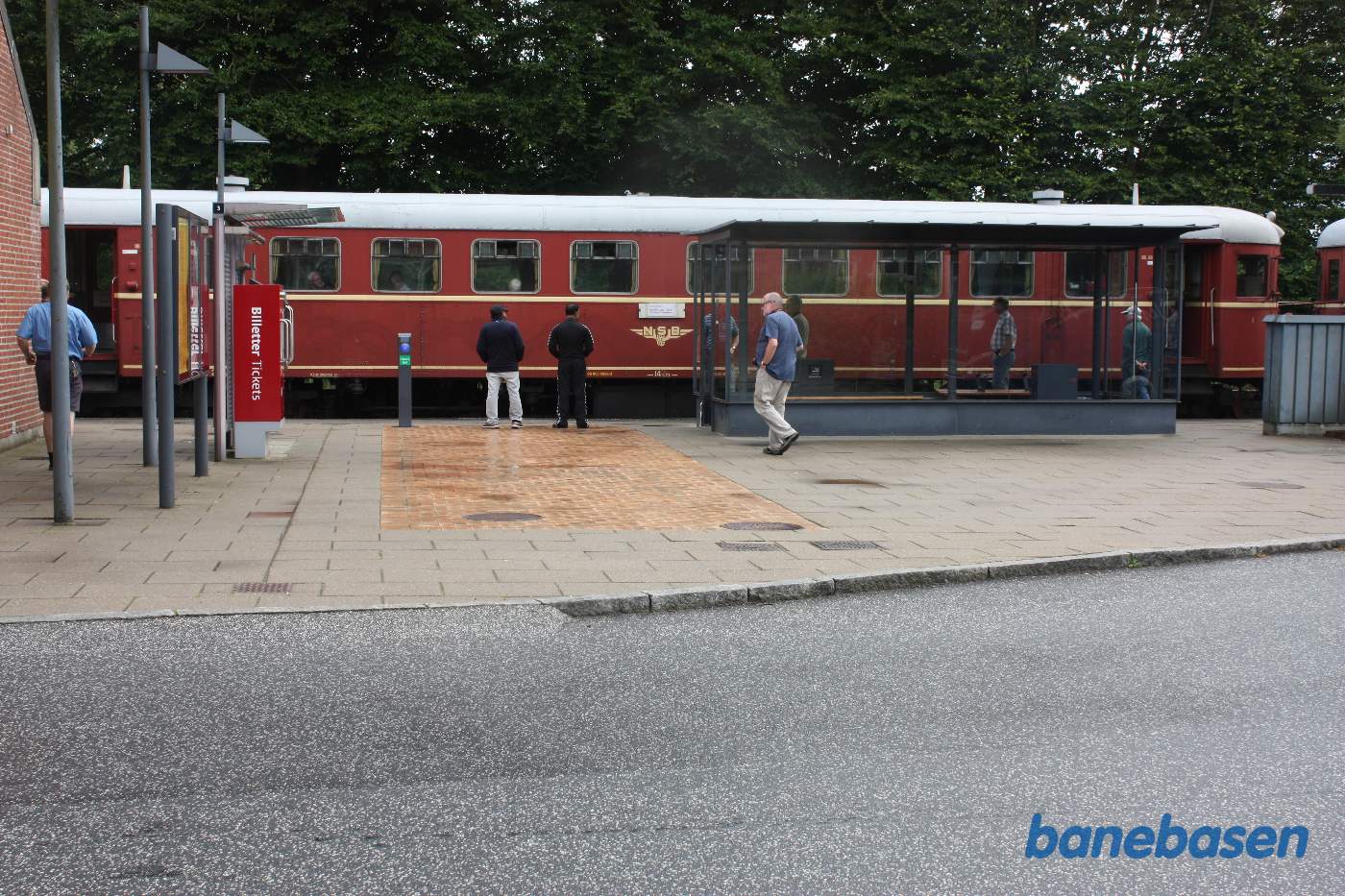 Det norske tog kommet til Jelling, hvor der er et kort ophold for krydsning med modkørende tog