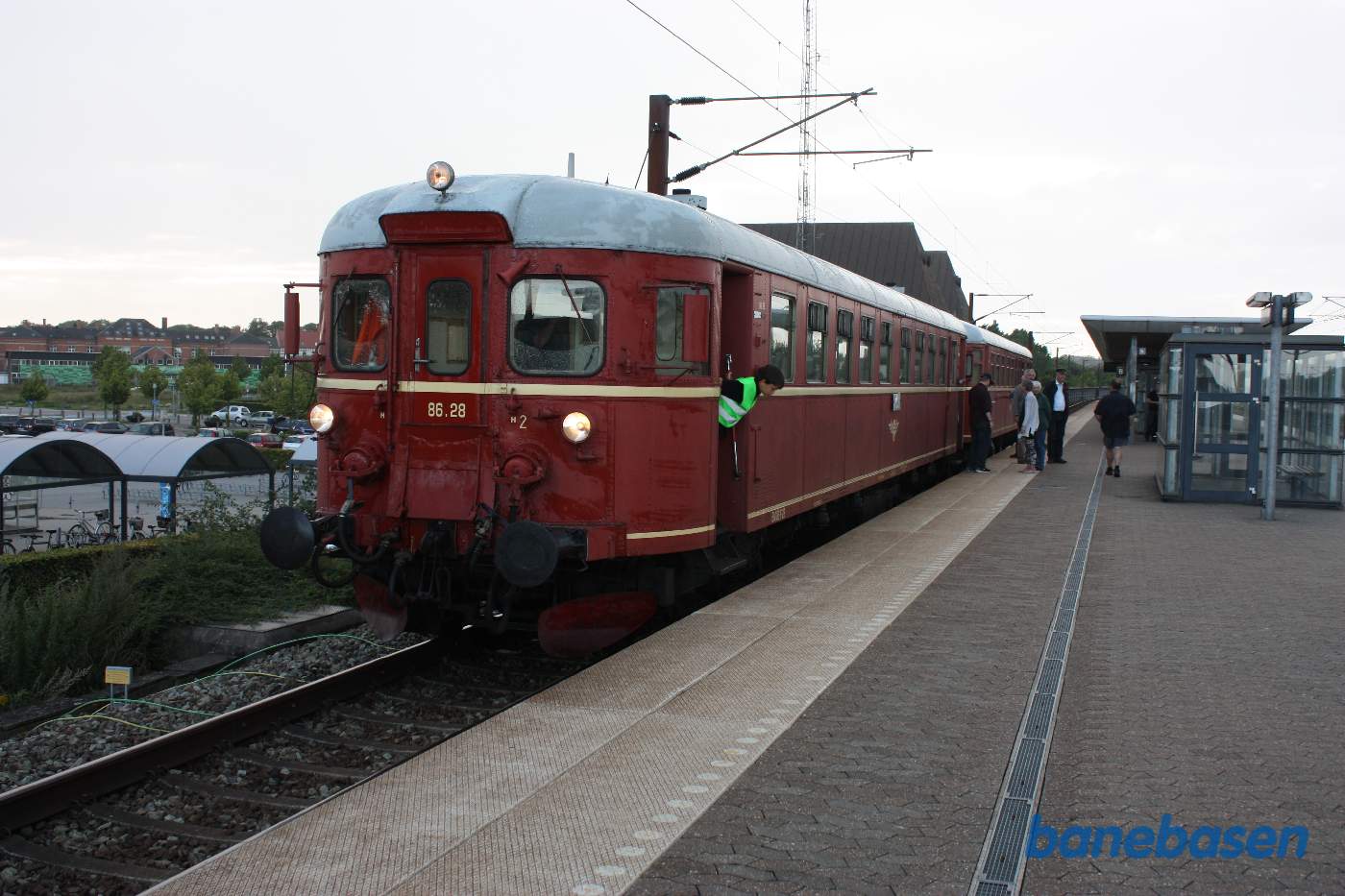 Det norske tog kommet til Nyborg, hvor der er et kort ophold for overhaling af andre tog Det norske tog kommet til Nyborg, hvor der er et kort ophold for overhaling af andre tog