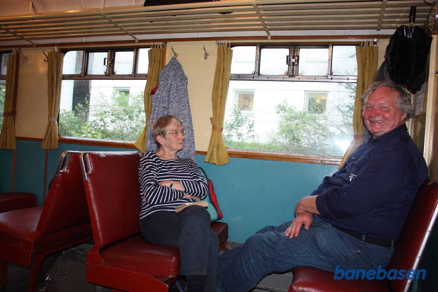 Vi er inde i motorvognen, hvor gæsterne hygger sig