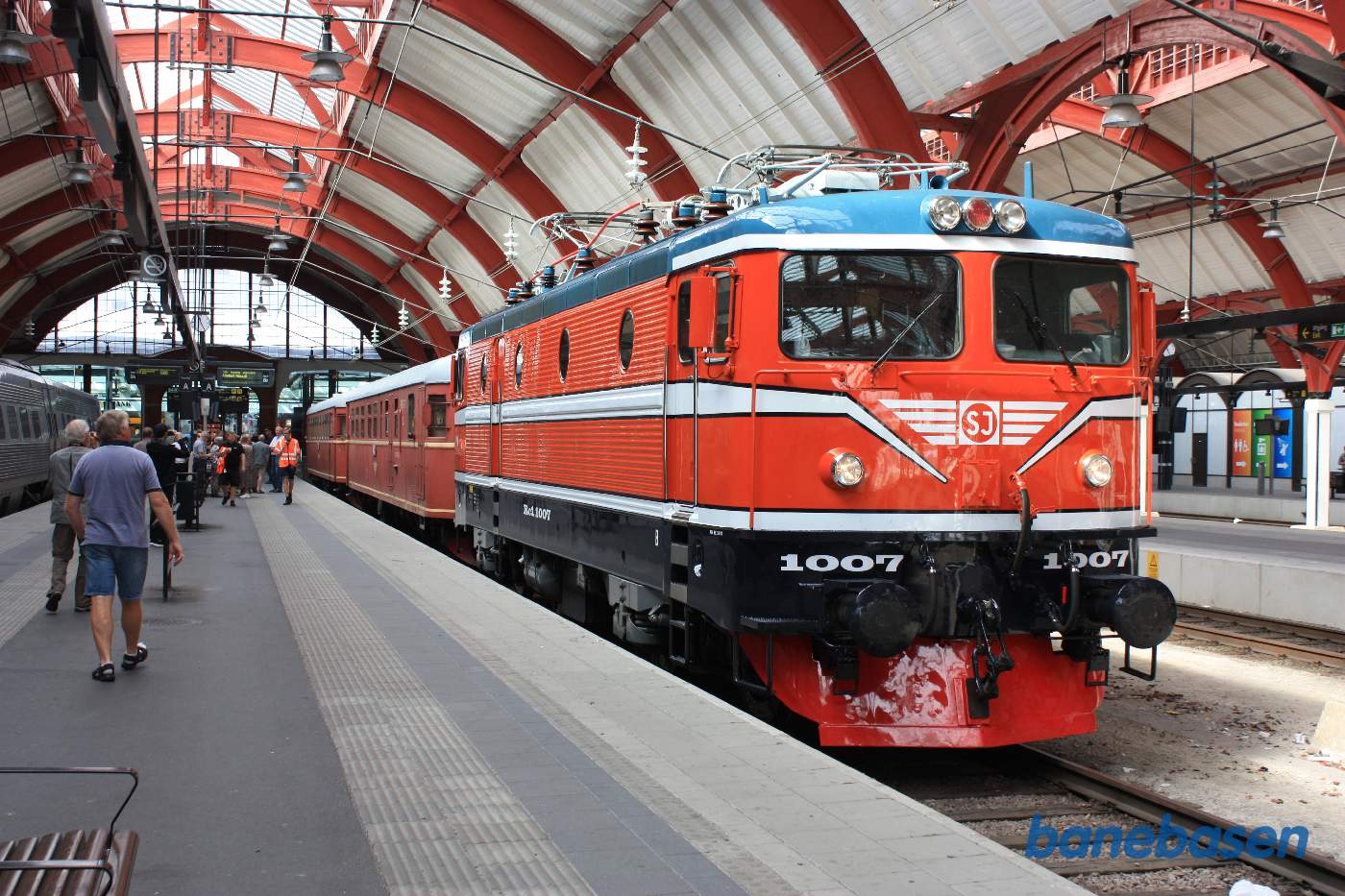 Gæsterne er ved at samle sig på perronen inden afgang