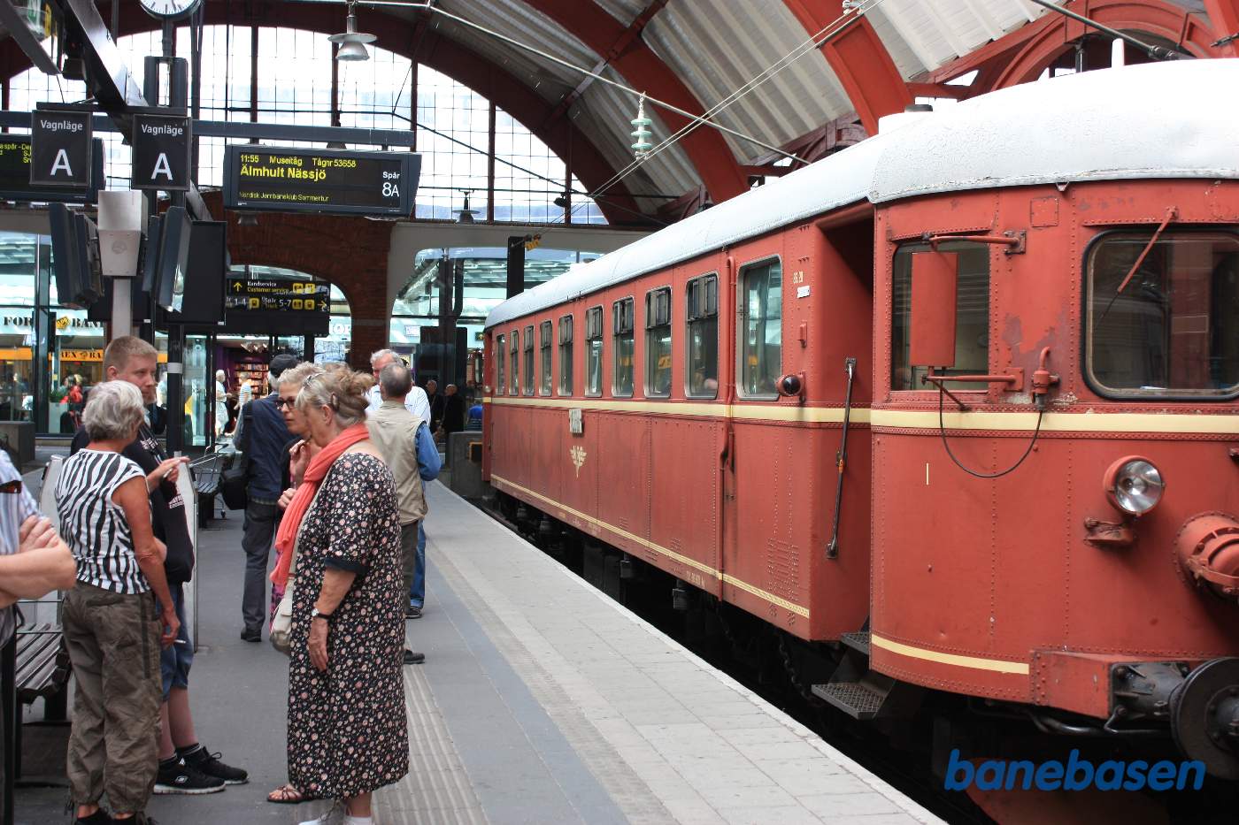 Gæsterne er ved at samle sig på perronen inden afgang