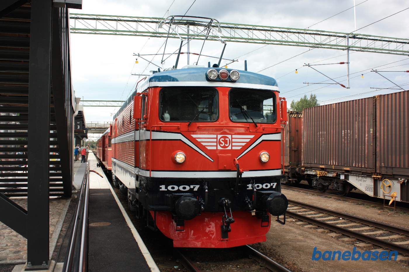 Der er et kort ophold for overhaling af hurtigere kørende eksprestog